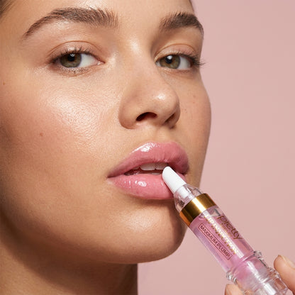 Lip Injection jelini dudaklarına süren kadın